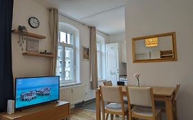 Saxonia HomeDeLuxe Chemnitz - neue hochwertige 50qm2 2-Zimmer-Ferienwohnung mit privaten Kfz Parkplatz Stellplatz mit MWSt-Rechnung mit XXL Hülsta Bett&Etagenbett mit InternetFlatrate - Ideal für Familien, Paare, Kulturinteressierte&Geschäftsreis
